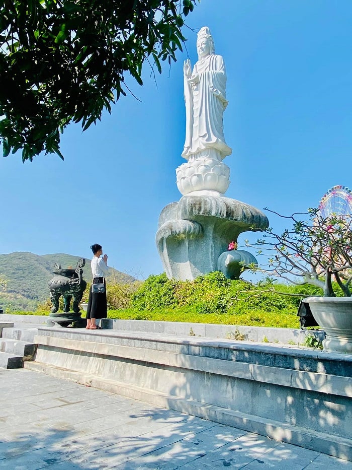 관음보살상의 총 높이는 12.3m이며, 바다를 향하고, 자비로운 눈빛을 보내고 있습니다 (사진: 뚜언 응우옌)