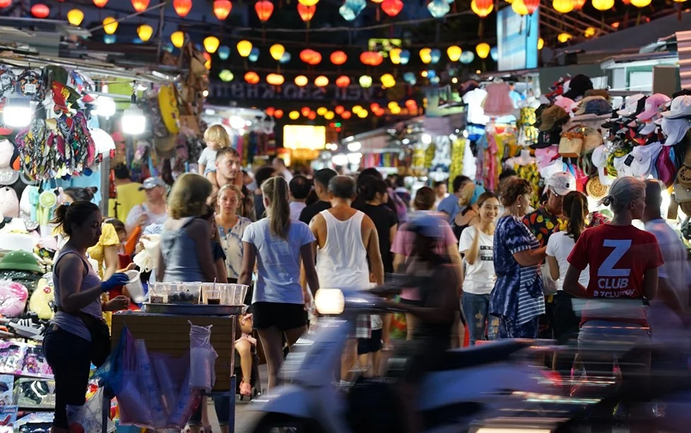 매일 밤 수천 명의 방문객을 끌어들이는 나트랑 야시장 (출처: Vietnamnet.vn )