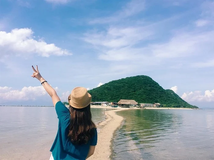 지엡손 섬은 독특한 바다 한가운데 길을 가지고 있습니다 (사진 : 수집)