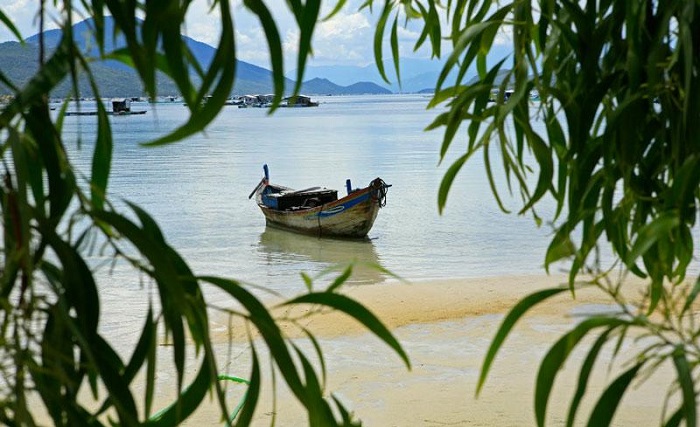 Van Phong 베이, Dam Mon 반도에 속하지 않는 Xuan Dung 해변 (사진 : 수집)